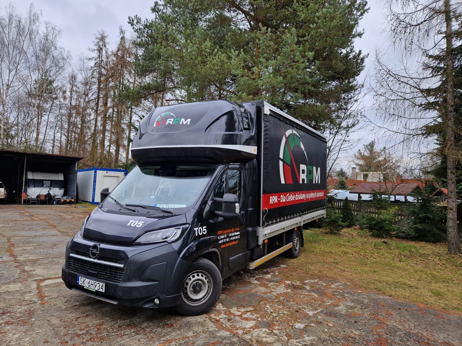 Bus dostawczy RPM Logistics z plandeką, rejestracja SK 6H934